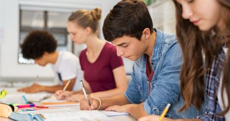 élèves qui travaillent à l'école