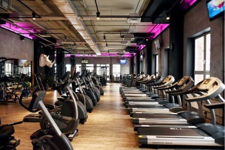 Salle de sport avec des machines modernes