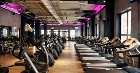 Salle de sport avec des machines modernes