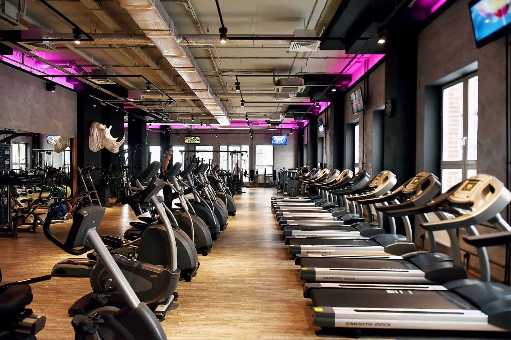 Salle de sport avec des machines modernes